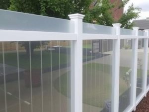 Забор из поликарбоната: практично, красиво и не так сложно, как кажется