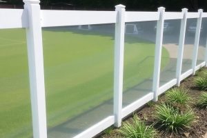 Заборы из поликарбоната: в чем их особенность и почему о них говорят всё чаще